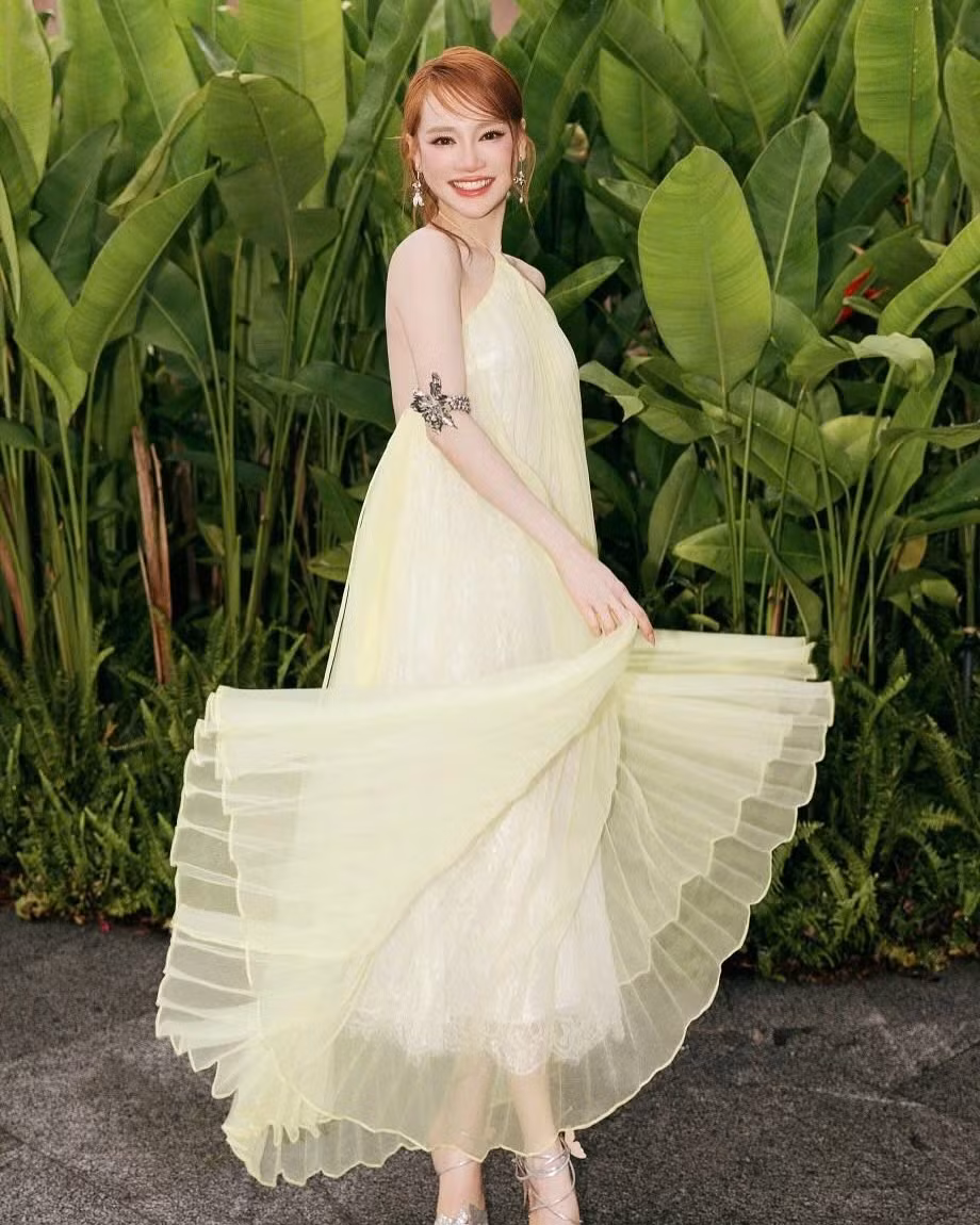 Không như những bà bầu thường gặp khó khăn về việc giữ gìn nhan sắc và vóc dáng, nữ diễn viên sinh năm 1990 lại khiến công chúng trầm trồ khi được nhận xét là "nhan sắc thăng hạng" và "vô cùng nhuận sắc" trong thai kỳ này. (Ảnh: IG @nhaphuong205)