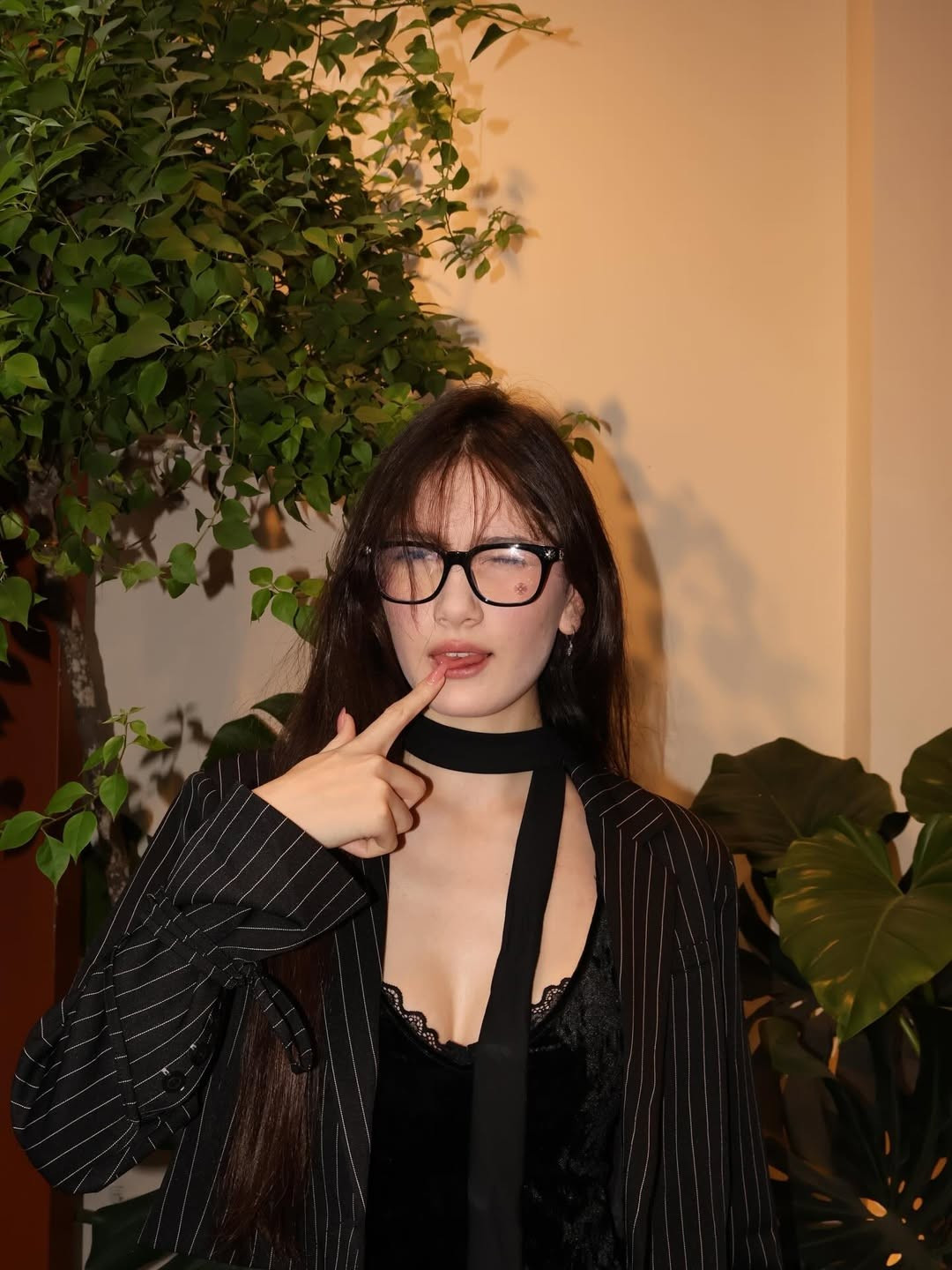 Mới đây, loạt hình ảnh mới nhất của Đặng Thanh Giang - em gái của thủ thành Đặng Văn Lâm - đã khiến cộng đồng mạng một phen "dậy sóng". Ở tuổi 18, cô nàng không còn là cô bé nhỏ nhắn ngày nào mà đã thực sự "lột xác" thành một mỹ nhân với nhan sắc và thần thái khó rời mắt. (Ảnh: IGNV)