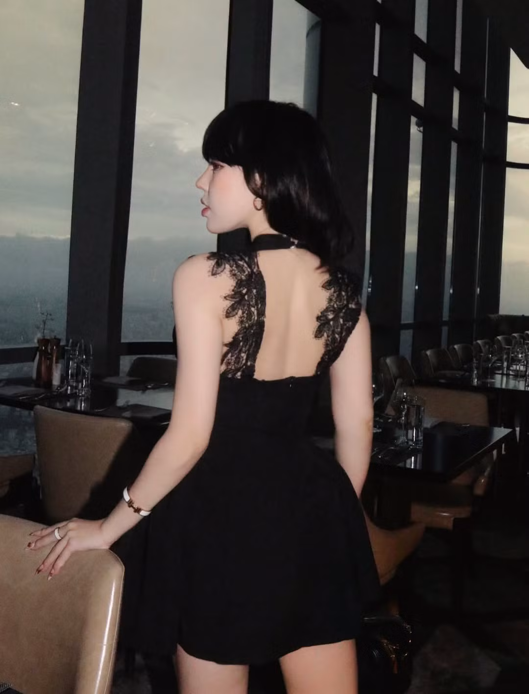 Trong mỗi bức hình, cô nàng lại thể hiện một thần thái khác nhau: khi thì lạnh lùng, bí ẩn với ánh mắt sắc sảo, lúc lại dịu dàng, quyến rũ và đầy tự tin. (Ảnh: IGNV)