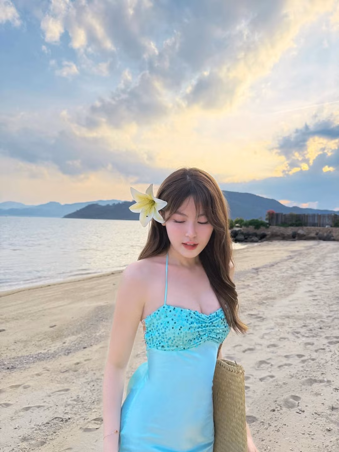 Trong loạt ảnh gần đây nhất được đăng tải, giữa khung cảnh hoàng hôn lãng mạn trên bãi biển, Tăng Mỹ Hàn diện một chiếc váy lụa hai dây màu xanh ngọc nhẹ nhàng. (Ảnh: IGNV)