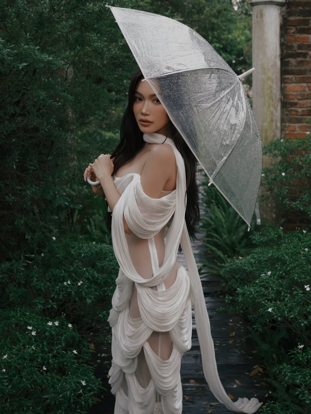 Đáng chú ý là những đường cắt xẻ táo bạo cùng kỹ thuật draping (xếp nếp, tạo khối) tinh xảo, tôn lên đường cong cơ thể một cách khéo léo và nghệ thuật. (Ảnh: IGNV)