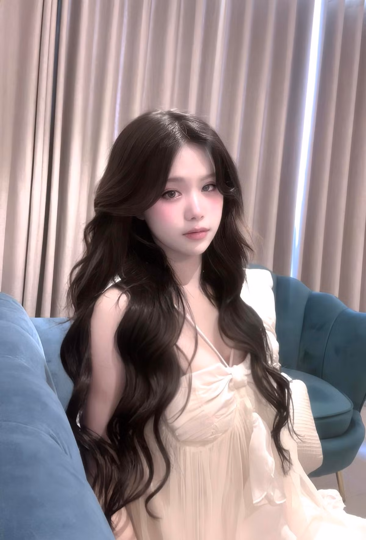 Mới đây, cộng đồng mạng – đặc biệt là giới yêu cosplay – lại được một phen "đứng ngồi không yên" khi nữ coser đình đám Yugi Kiều Oanh (tên thật Nguyễn Hữu Kiều Oanh) tung bộ ảnh mới trong trang phục váy ngủ trắng mỏng nhẹ. Không phô phang nhưng vừa đủ gợi cảm, visual và khí chất trong từng pose dáng khiến fan phải "thả tim mỏi tay".