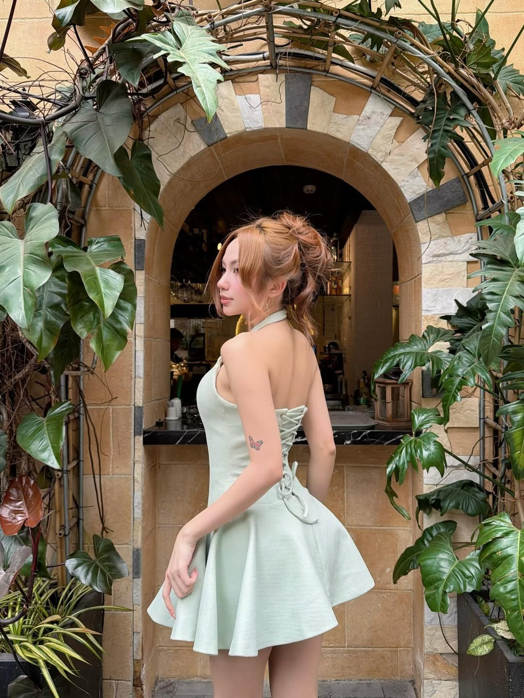 Trong bộ ảnh, Quỳnh Như diện một chiếc váy dáng xòe màu xanh bạc hà cực tôn da. Thiết kế cổ yếm giúp cô nàng khoe khéo bờ vai trần thon thả và xương quai xanh quyến rũ một cách tinh tế. (Ảnh: IGNV)