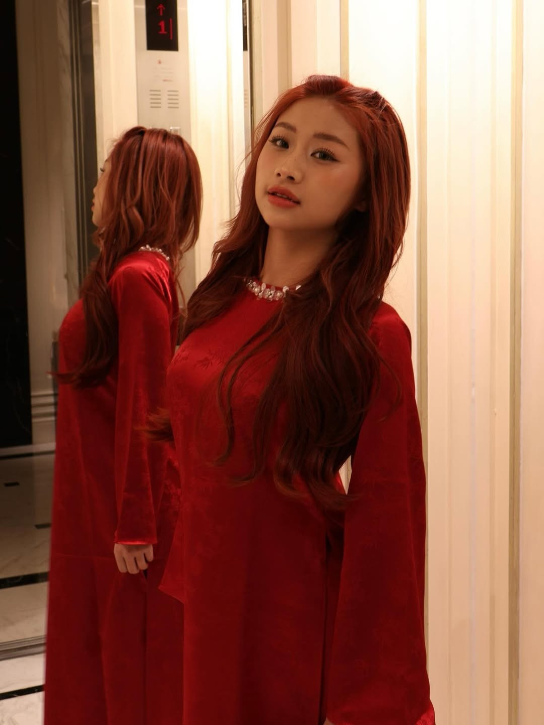 Hình ảnh Louis Phạm ngồi trên xích lô với đóa hoa ly trắng trên tay gợi nhớ về vẻ đẹp của những người con gái Hà Nội xưa: thanh lịch, kiêu sa.(Ảnh: IGNV)