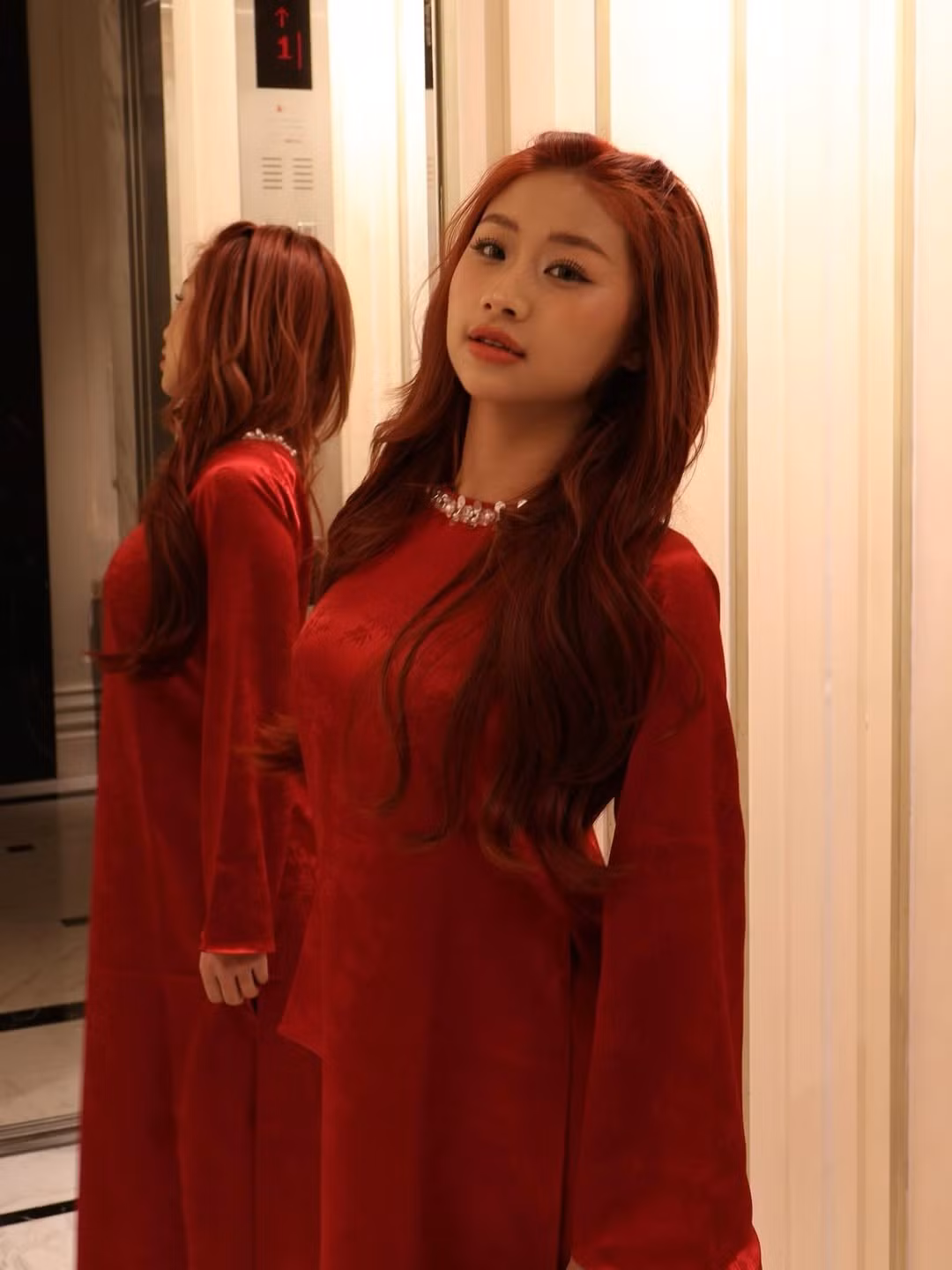 Hình ảnh Louis Phạm ngồi trên xích lô với đóa hoa ly trắng trên tay gợi nhớ về vẻ đẹp của những người con gái Hà Nội xưa: thanh lịch, kiêu sa.(Ảnh: IGNV)