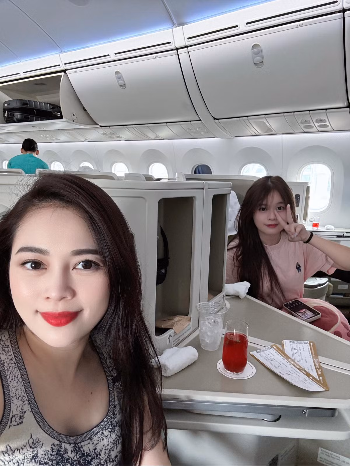 Cô bé cũng rất hiếm khi xuất hiện trên mạng xã hội vì càng lớn càng không thích chụp ảnh. Do đó, mỗi lần Hằng Túi đăng tải hình ảnh con gái, cộng đồng mạng lại được dịp "choáng ngợp" với visual ngày càng xinh đẹp, lôi cuốn của Su. (Ảnh: FB Hằng Túi)