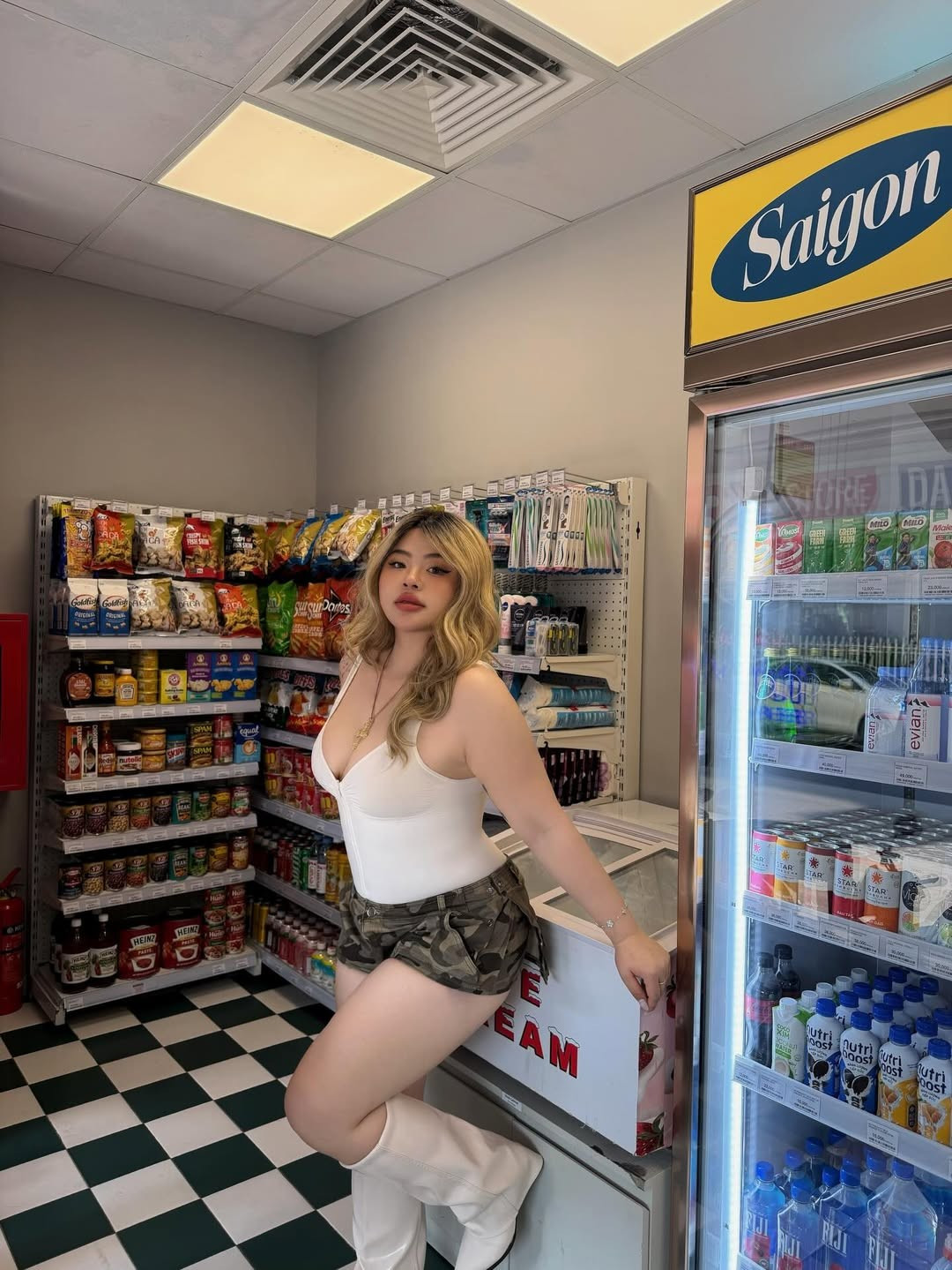 Loạt ảnh mới nhất được cô nàng chia sẻ khi check-in tại một cửa hàng tiện lợi và trên đường phố đã nhanh chóng thu hút sự chú ý lớn từ cộng đồng mạng. (Ảnh: IGNV)