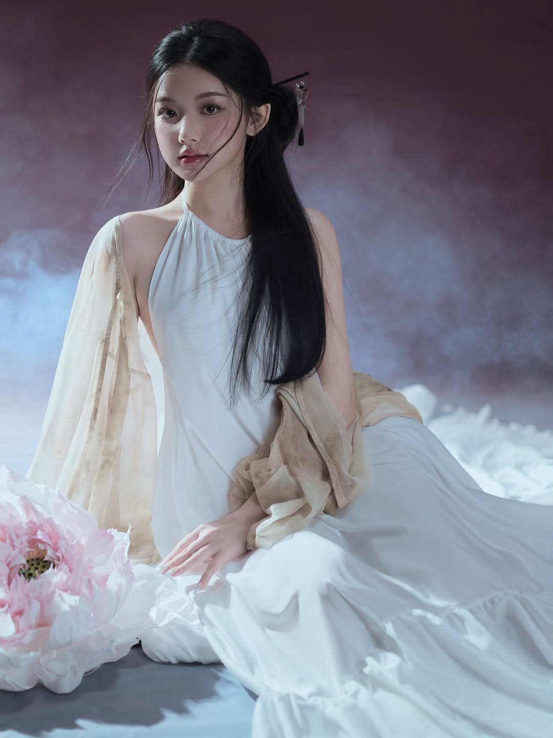 Cô nàng lựa chọn cách làm tóc đơn giản với chiếc trâm cài hờ nửa đầu, để một vài sợi tóc buông lơi trước mặt càng tăng lên nét mong manh của thiếu nữ. (Ảnh: IGNV)