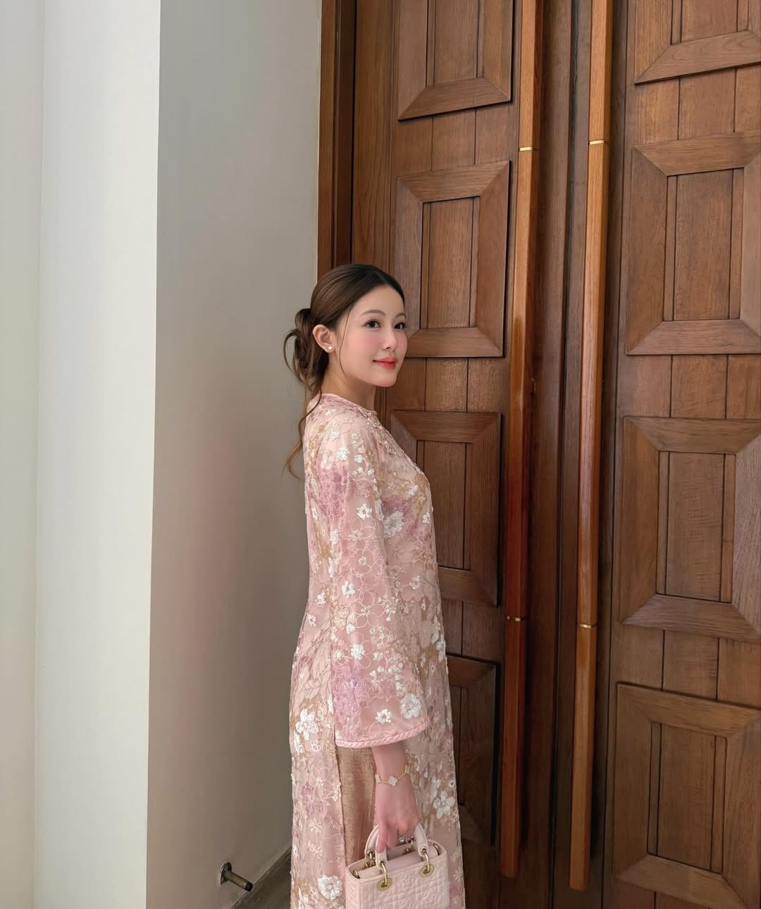 Cô nàng khéo léo kết hợp cùng chiếc túi Lady Dior tone-sur-tone và kiểu tóc búi thấp gọn gàng, khoe trọn gương mặt bầu bĩnh với lối trang điểm trong trẻo. (Ảnh: IGNV)