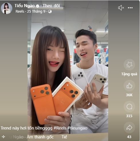 Trước đó ít ngày, cô nàng cũng khiến nhiều người phải ngưỡng mộ với màn đu trend "tốn kém" khi sở hữu cho mình chiếc Iphone 17 promax mới ra mắt. (Ảnh: FBNV)