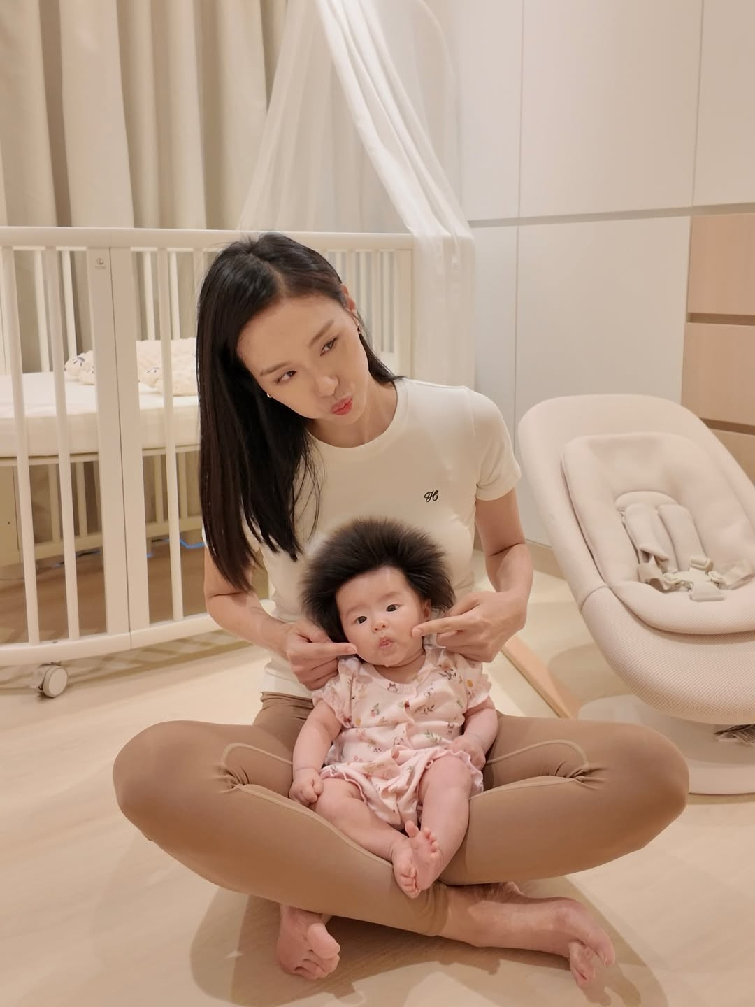 Trên trang cá nhân, cô thoải mái chia sẻ hình ảnh bản thân bên cạnh "thiên thần nhí" đáng yêu. (Ảnh: IGNV)