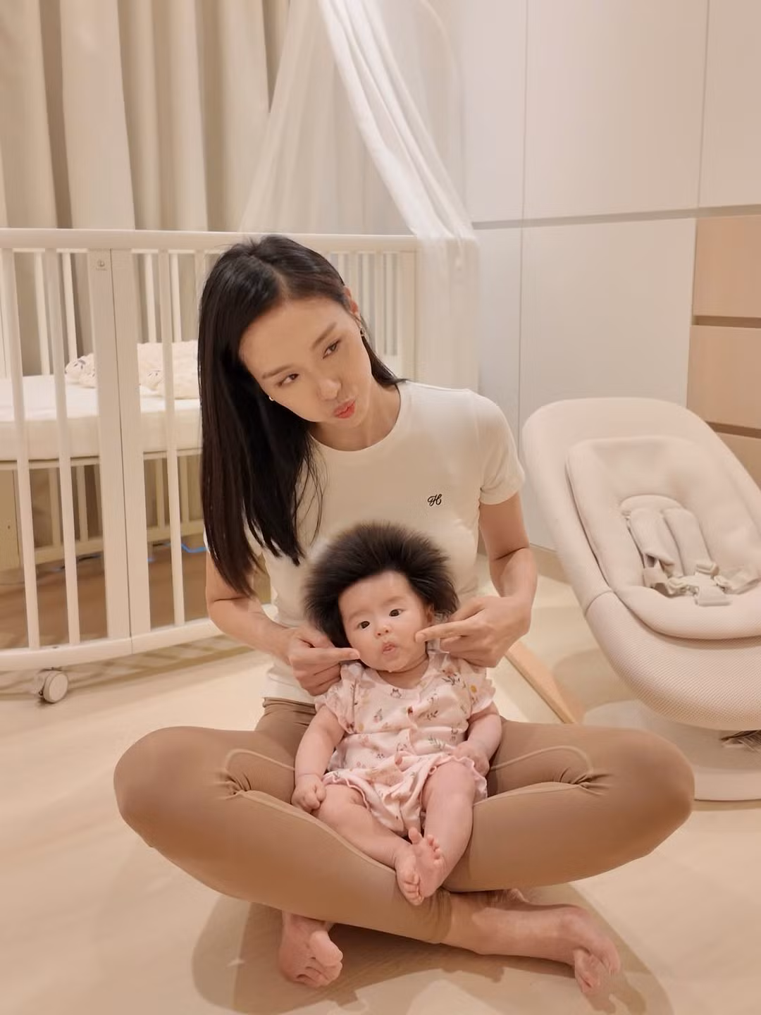 Trên trang cá nhân, cô thoải mái chia sẻ hình ảnh bản thân bên cạnh "thiên thần nhí" đáng yêu. (Ảnh: IGNV)