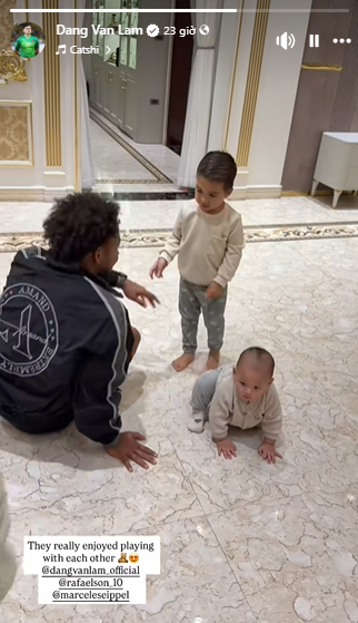 Điểm nhấn của cuộc hội ngộ không chỉ nằm ở những bức hình đẹp mà còn ở dòng bình luận đầy tình cảm của tiền đạo gốc Brazil. Nguyễn Xuân Son đã viết: "I love your family my bro. I hope our children grow up together and that we're always together. I miss comments like this so much". (Tạm dịch: Tôi yêu gia đình của bạn, người anh em. Tôi hy vọng những đứa trẻ của chúng ta sẽ lớn lên cùng nhau và chúng ta sẽ luôn thân thiết như thế này. Tôi rất nhớ những dòng chia sẻ tình cảm như thế này).