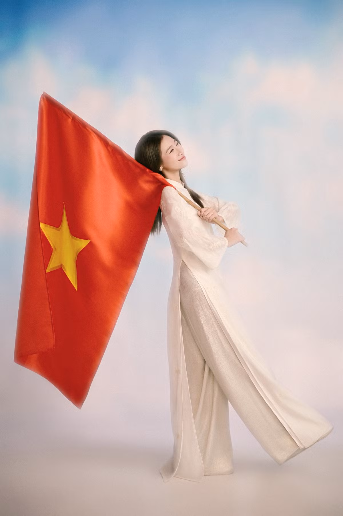 Trong bộ ảnh, Linh Kul xuất hiện với tà áo dài trắng tinh khôi, trang phục truyền thống đầy tự hào của người phụ nữ Việt. (Ảnh: FBNV)