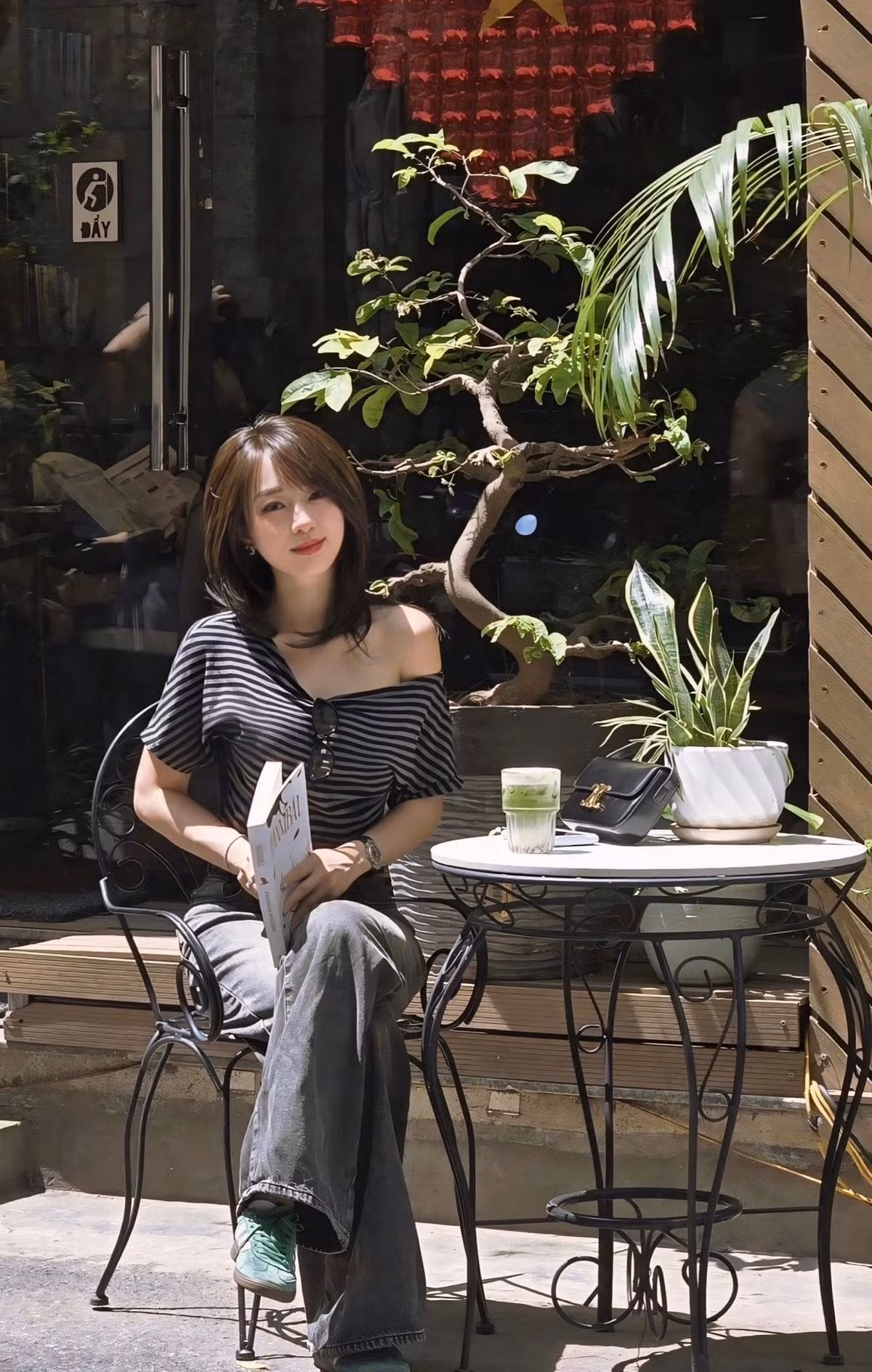 Nổi tiếng với biệt danh "hot girl chạy bộ," Hà Kim không chỉ gây ấn tượng hình ảnh năng động trên đường chạy, mà còn khiến người theo dõi "tan chảy" bởi vẻ đẹp dịu dàng và phong cách thời trang đời thường tinh tế. (Ảnh: Facebook Hà Kim)