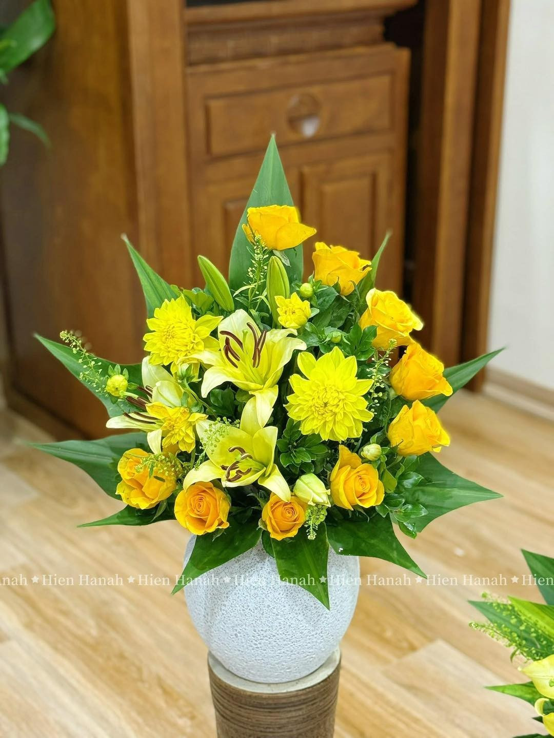 Phương pháp cắm hoa ban thờ độc đáo này hiện được rất nhiều chị em hưởng ứng trong các hội nhóm yêu bếp hay yêu hoa. Nhiều người bày tỏ sự thích thú với những bình hoa thờ đẹp mắt này, hứa hẹn sẽ áp dụng trong mùa Tết năm nay. (Ảnh trong bài: Hiền Hanah)