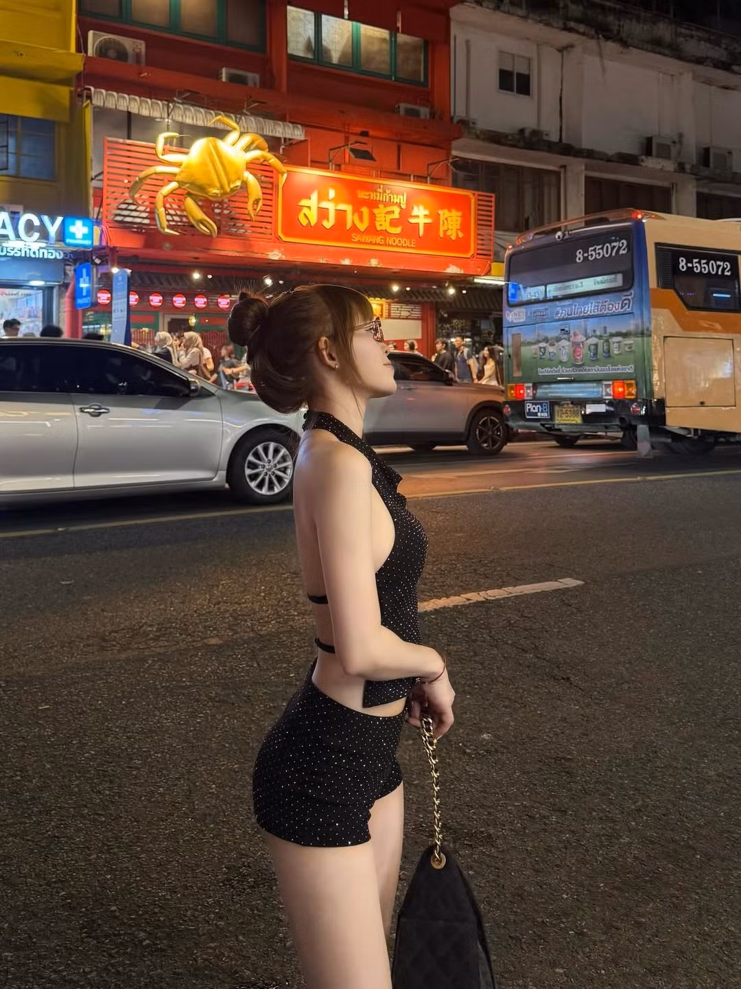 Trong những bức ảnh được chụp tại một con phố sầm uất ở Thái Lan, Thúy Kiều nổi bật với bộ trang phục đen tuyền, họa tiết chấm bi lấp lánh, gồm áo hai dây dáng croptop và quần shorts ngắn. (Ảnh: FBNV)