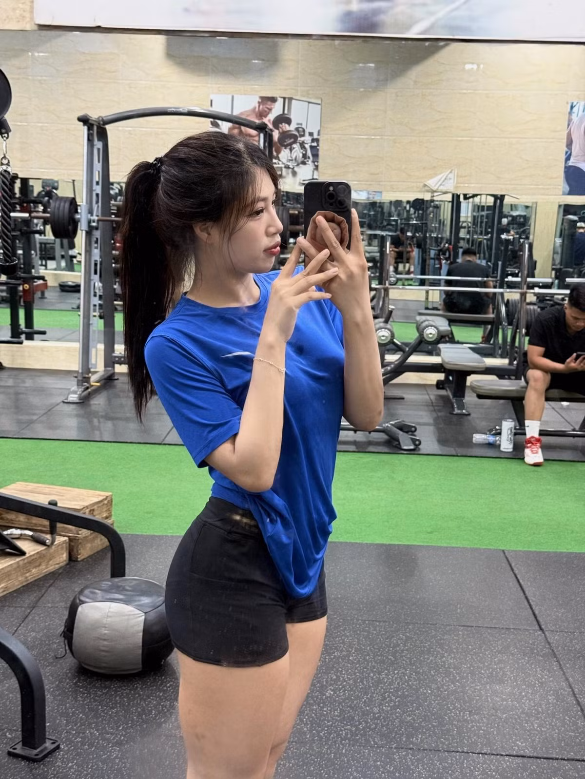 Từ đầu năm 2025, cô gái sinh năm 2002 quyết định chuyển hướng sang lĩnh vực kinh doanh, song song với công việc cá nhân. (Ảnh: FBNV)