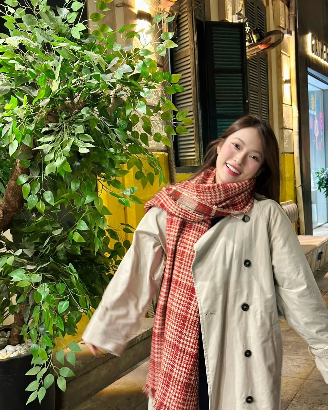 Khi những cơn gió lạnh đầu mùa tràn về cũng là lúc "vũ trụ phong cách" của các tín đồ thời trang bắt đầu lên ngôi. Mới đây, nữ MC tài năng của Đường lên đỉnh Olympia - Khánh Vy đã khiến cộng đồng mạng "tan chảy" khi đăng tải loạt khoảnh khắc thả dáng rạng rỡ giữa không gian lung linh của phố phường Hà Nội về đêm. (Ảnh: IGNV)