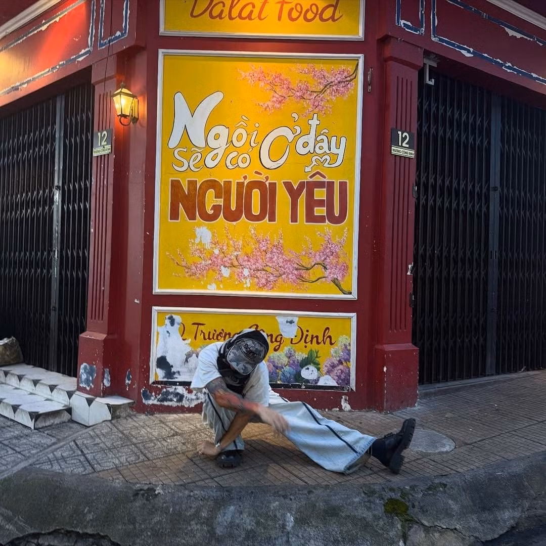 Mới đây, nam rapper cá tính này lại một lần nữa gây xôn xao khi chia sẻ loạt ảnh thân mật bên cạnh một cô gái xinh đẹp, được đồn đoán là bạn gái mới của anh. (Ảnh: IG @rpt.mckeyyyyy)