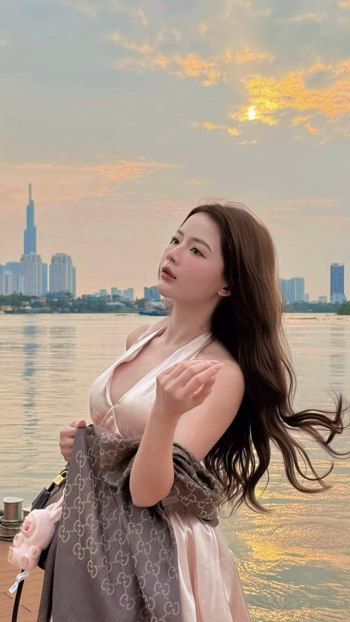 Trong những hình ảnh đời thường, cô nàng thường lựa chọn những thiết kế có các chi tiết cắt xẻ táo bạo, khoe trọn đường cong nuột nà. (Ảnh: FBNV)