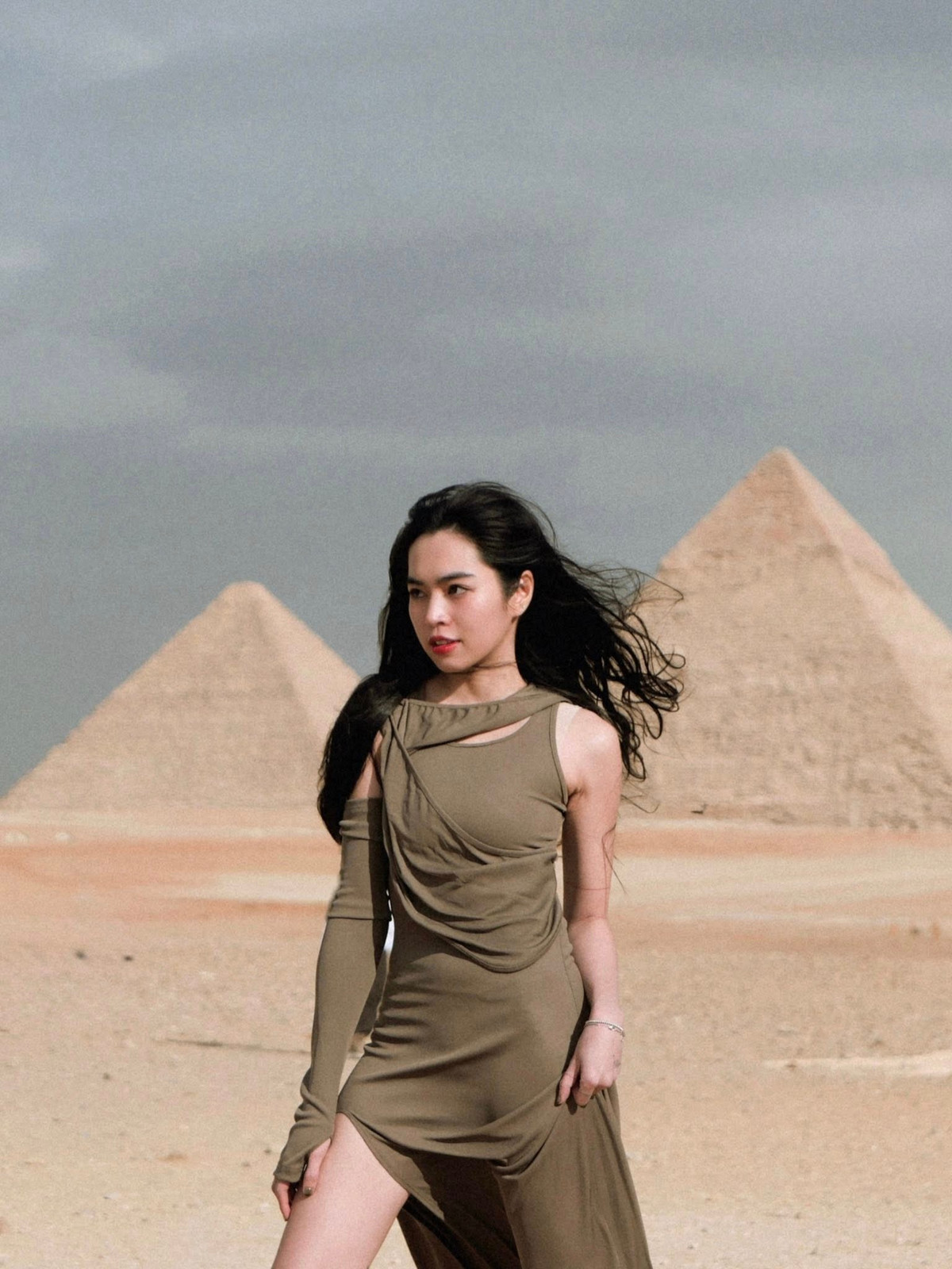 Khánh Vân cũng không quên chia sẻ bí kíp để có ảnh đẹp tại đây chính là việc phải "canh máy" vào những khoảnh khắc vắng người và chịu khó chen chân giữa dòng khách du lịch đông đúc. (Ảnh: IGNV)