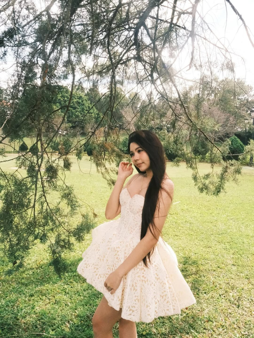 Nhiều người hâm mộ đã không tiếc lời khen ngợi và ví von mái tóc của Thảo Ngọc như một "suối tóc" thực thụ. Đây cũng chính là đặc điểm giúp Hạt Dẻ giữ được nét đẹp truyền thống của phụ nữ Việt Nam dù cô nàng vốn theo đuổi phong cách thời trang khá hiện đại và cá tính. (Ảnh: IGNV)