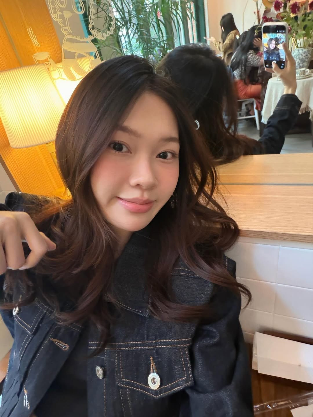 Đôi giày thể thao đế bệt màu bạc, được trang trí bằng những bông hoa 3D tinh xảo, là chi tiết "ăn tiền" nhất, tạo nên sự giao thoa độc đáo giữa nét cá tính của denim và vẻ ngọt ngào, "coquette" đang thịnh hành. (Ảnh: IGNV)