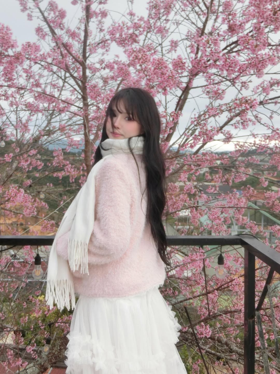Ánh mắt mơ màng, nụ cười tỏa nắng giữa những tán hoa anh đào nở rộ khiến mỗi khung hình đều đẹp như một thước phim điện ảnh. (Ảnh: IGNV)