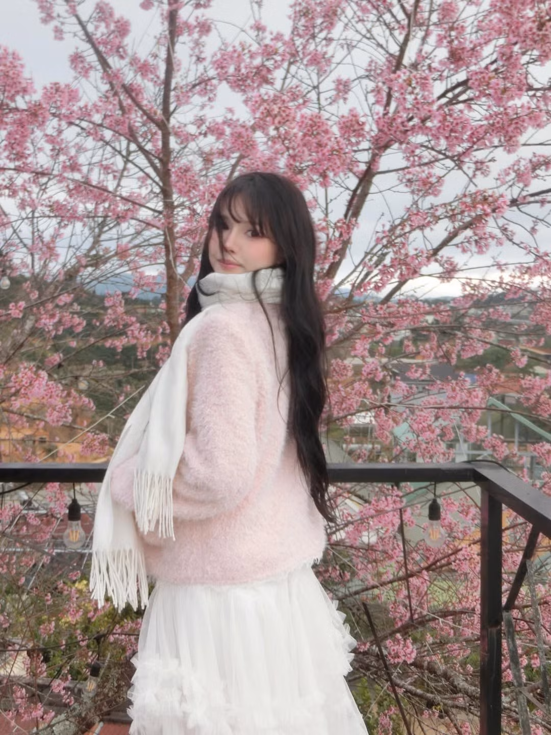 Ánh mắt mơ màng, nụ cười tỏa nắng giữa những tán hoa anh đào nở rộ khiến mỗi khung hình đều đẹp như một thước phim điện ảnh. (Ảnh: IGNV)