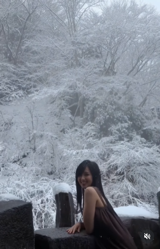 Những hàng cây cổ thụ và mái nhà gỗ phủ đầy tuyết trắng tạo nên một phông nền đối lập hoàn toàn với làn nước bốc hơi nghi ngút. (Ảnh: IGNV)