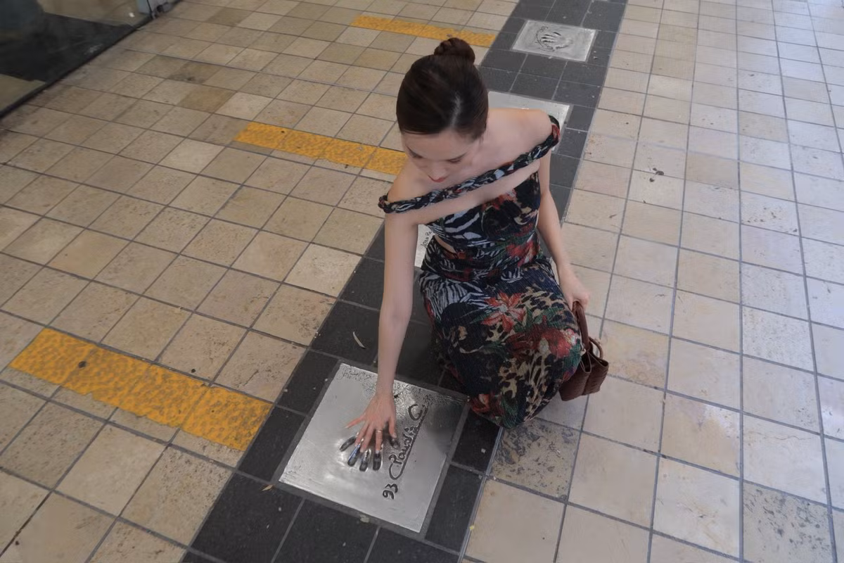 Cô từng nổi tiếng với khả năng dẫn chương trình không cần kịch bản, đặc biệt là màn dẫn 3000 chữ và 75 tên riêng mà không sai sót. (Ảnh: FBNV)