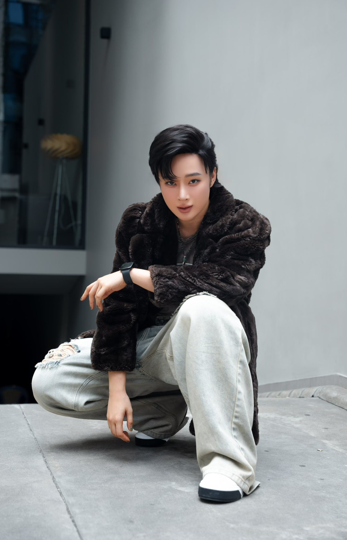 Tuy nhiên thời gian gần đây, khi bắt đầu quay lại hoạt động sôi nổi trên mạng xã hội, Angela Phương Trinh gây bất ngờ khi theo đuổi hình tượng lực lưỡng, vạm vỡ. Sau một thời gian luyện tập, cô nàng sở hữu thân hình cơ bắp "cuồn cuộn", khác hẳn vẻ nữ tính trước đây.