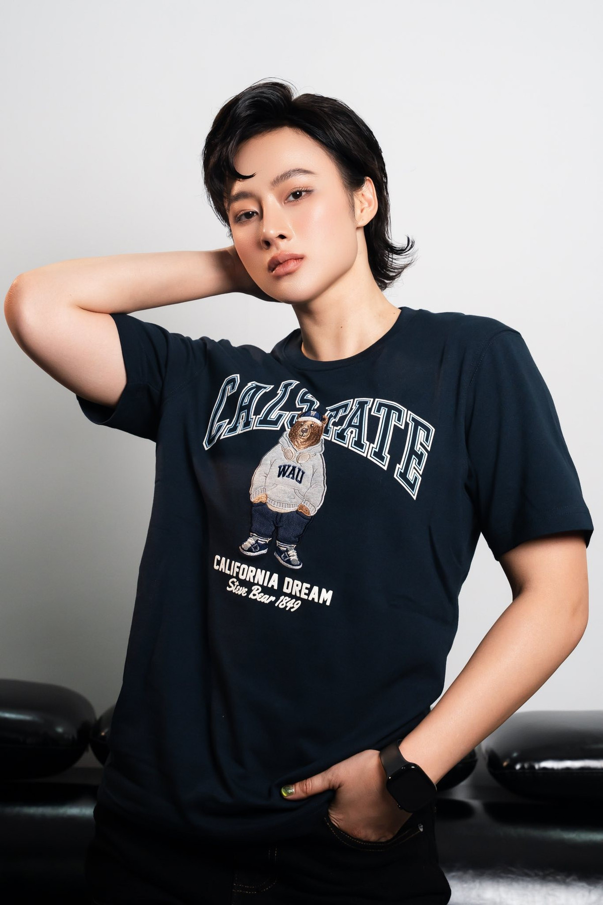 Phong cách thời trang của nữ diễn viên cũng có sự thay đổi ngoạn mục. Cô thường lựa chọn những thiết kế có phần nam tính, thoải mái.