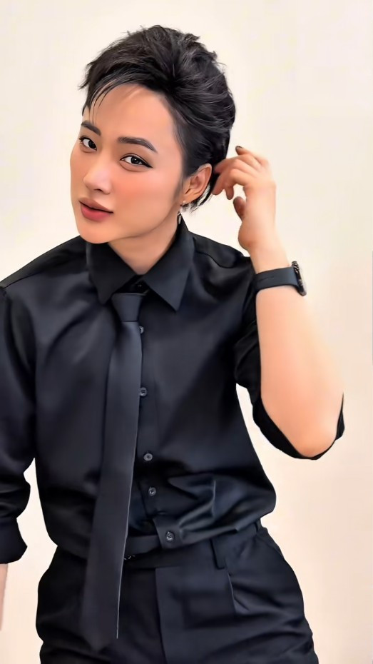 Sau một thời gian xây dựng hình tượng lực lưỡng, vạm vỡ và có phần nam tính, Angela Phương Trinh mới đây lại gây chú ý với hình ảnh đậm chất "soái ca" với set vest đen lịch lãm.