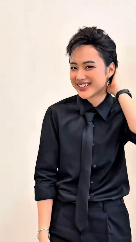 Angela Phương Trinh là cái tên chưa bao giờ ngừng gây chú ý trong làng giải trí Việt. Cô từng là biểu tượng của phong cách gợi cảm, táo bạo. Cô không ngại thử nghiệm những bộ cánh cắt xẻ, khoe đường cong quyến rũ, luôn biết cách làm mình nổi bật trên thảm đỏ và các sự kiện.