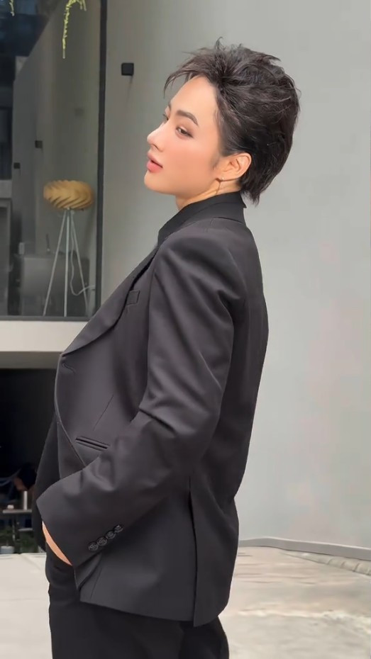 Cách cô tạo dáng, đặc biệt là hình ảnh một tay chạm tóc, hay lúc cho tay vào túi quần càng làm tăng thêm sự bảnh bao, nam tính mà vẫn rất tự nhiên.