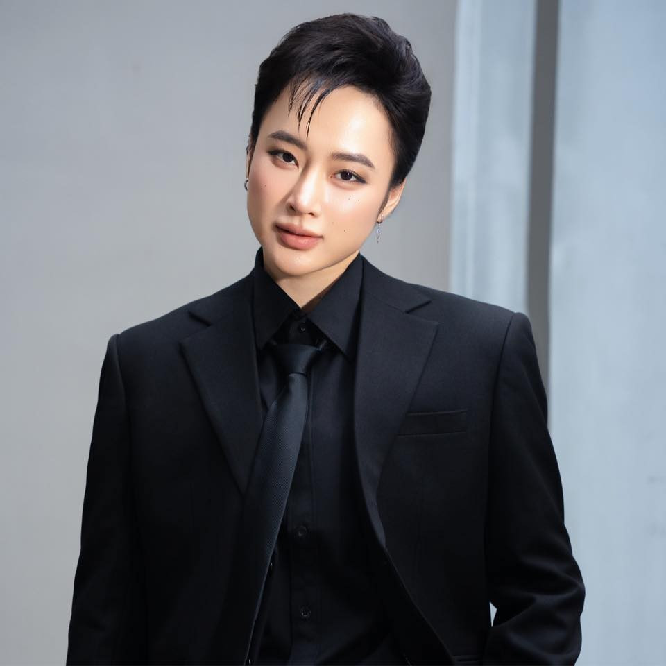 Cận cảnh hơn, nữ diễn viên toát lên vẻ "cool ngầu" với thần thái tự tin, ánh mắt sắc sảo.