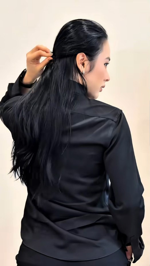 Angela Phương Trinh trong bộ ảnh này xuất hiện với mái tóc ngắn được vuốt gọn gàng, trang phục vest đen từ đầu đến chân bao gồm áo sơ mi, cà vạt và quần tây cùng tông màu.