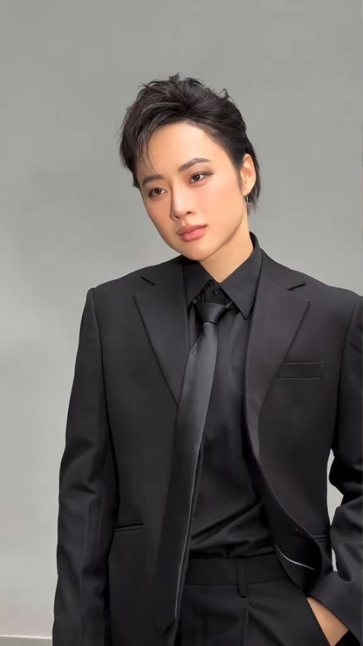 Ở phần bình luận, nhiều người đã bày tỏ sự thích thú trước hình ảnh lần này của cô nàng, một số cho rằng cô trông rất phù hợp với phong cách menswear này, thậm chí còn ví cô như những "soái ca" trong phim ngôn tình. Bên cạnh đó, một số cư dân mạng cho rằng vẫn chưa thể quen với hình ảnh "nam tính" này của Angela Phương Trinh.