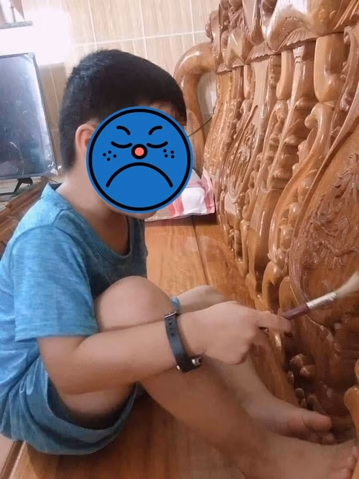 Dù kêu ca, dù "khóc thét", nhưng có một sự thật không thể phủ nhận: Bộ bàn ghế gỗ càng bóng loáng, mùi gỗ thơm nồng trong chiều cuối năm càng làm cho không khí Tết trở nên trọn vẹn. Đó là nơi cả gia đình quây quần bên mâm mứt kẹo, là nơi ông bà ngồi tự hào kể về truyền thống gia đình với khách khứa. (Ảnh: Tổng hợp)