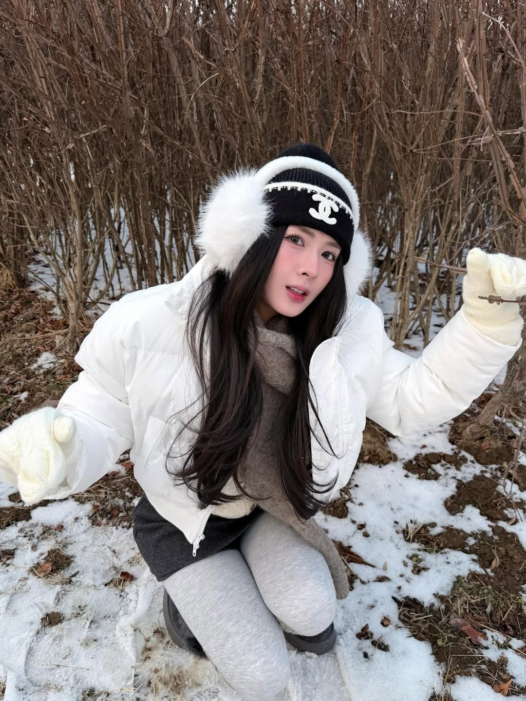 Làn da trắng hồng rạng rỡ cùng phong cách trang điểm nhẹ nhàng giúp cô nàng trông giống như một "nàng thơ" giữa mùa đông giá rét. (Ảnh: IGNV)