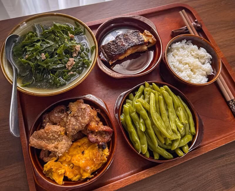 Không chỉ đảm bảo dinh dưỡng và sức khỏe cho mẹ bỉm, mỗi bữa ăn còn được trình bày đẹp mắt, tinh tế như một mâm tiệc sang trọng, khiến cư dân mạng không khỏi xuýt xoa và bày tỏ mong ước có được một người chị, người thân tâm lý đến vậy.