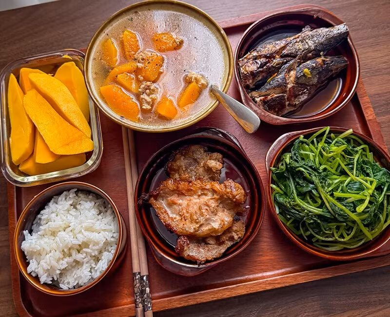 Sự tỉ mỉ trong từng món ăn, từ cách chọn nguyên liệu đến khâu trang trí, đều thể hiện tình yêu thương và sự quan tâm sâu sắc của người chị dành cho em gái.