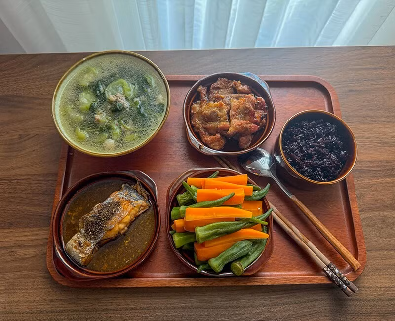 Thông thường, cơm cữ thường được biết đến với những món ăn thanh đạm, tốt cho sức khỏe mẹ bỉm nhưng đôi khi lại khá đơn điệu về hình thức. Tuy nhiên, những mâm cơm của chị gái này lại hoàn toàn khác biệt.