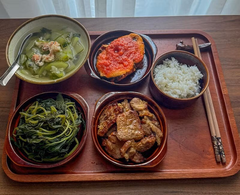 Các món ăn được chế biến khoa học, tươi ngon, phù hợp với giai đoạn phục hồi của phụ nữ sau sinh.