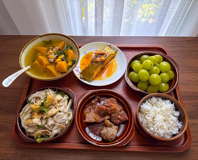 Mỗi bữa ăn đều được chuẩn bị cầu kỳ, với đa dạng món ăn từ canh, mặn, rau, tráng miệng và thậm chí là cả salad.