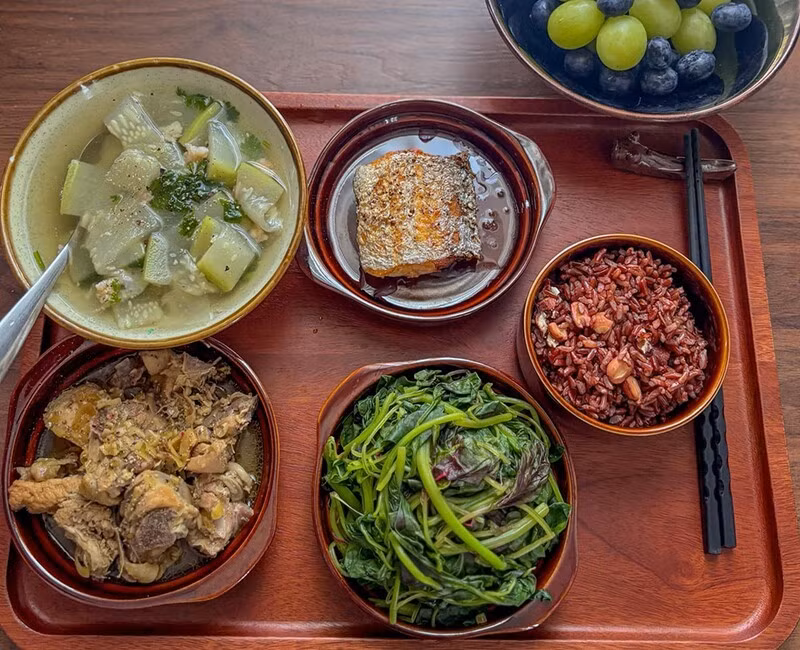 Theo chia sẻ, người chị luôn cố gắng thay đổi thực đơn liên tục để đảm bảo mẹ bỉm không bị ngán và được cung cấp đầy đủ dưỡng chất.