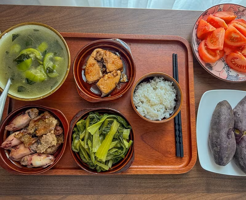 Điều đặc biệt là cách trình bày vô cùng đẹp mắt, tinh tế, như một mâm tiệc thực sự chứ không đơn thuần là bữa cơm hàng ngày.