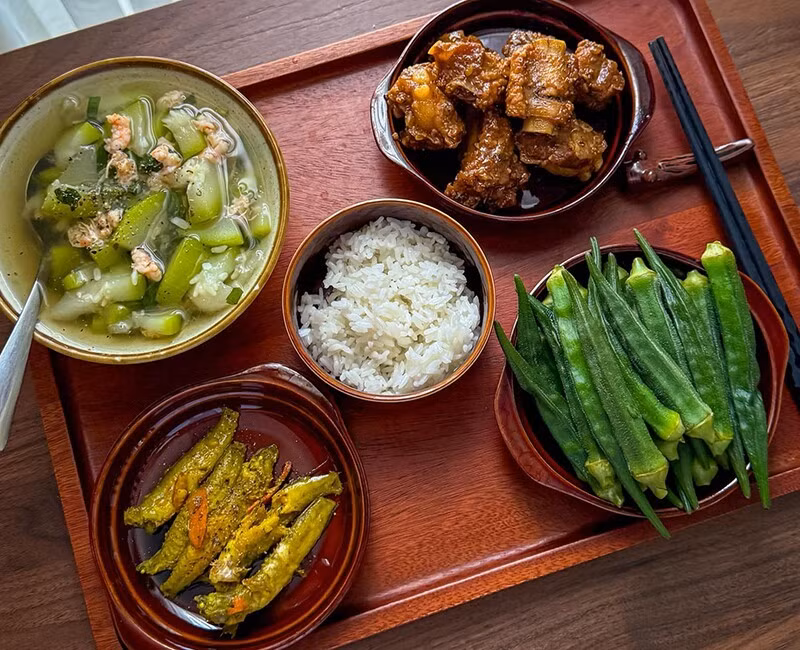 Hàng nghìn người đã bày tỏ sự ngưỡng mộ và "xuýt xoa" trước tình cảm chị em khăng khít. Nhiều bà mẹ bỉm sữa không khỏi bày tỏ ước ao được có một người chị hay người thân tâm lý và khéo léo đến vậy để đồng hành trong giai đoạn khó khăn sau sinh.